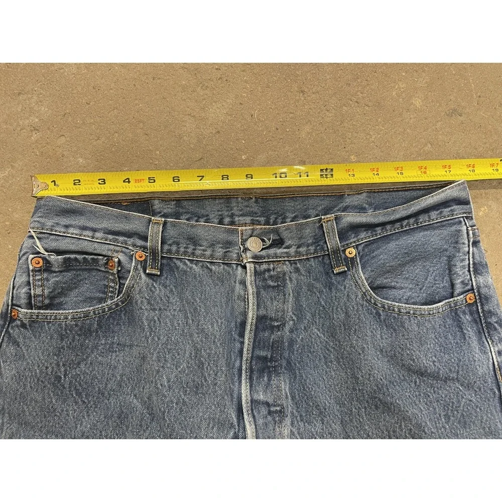 Levis 501 Jeans Mens 38x33 Medium Wash Blue‎ Regular Fit Straight Leg Button Fly